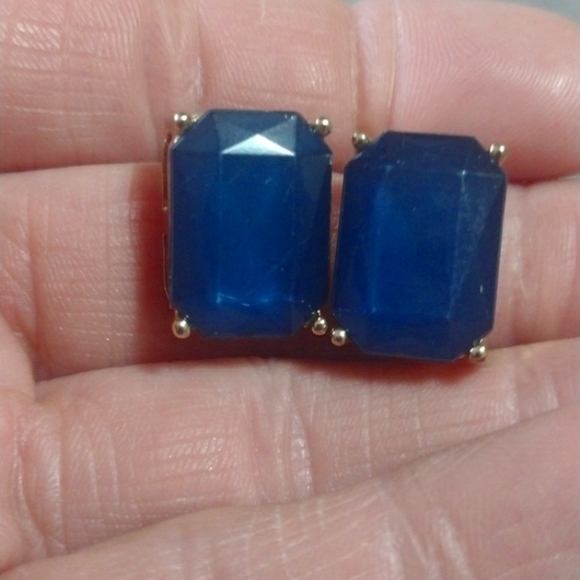 VINTAGE FAUX FACETED BLUE SAPPHIRE GOLD-TONE PRONG SET PUSH BACK .8" EARRINGS - Picture 3 of 9